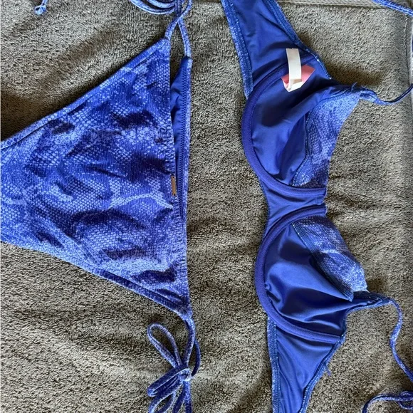 Victoria’s Secret Blue Textured Bikini Set (Washed but never worn) Size Medium - Picture 2 of 9